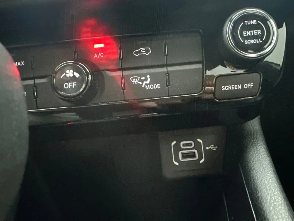 Used 2023 White Jeep Latitude image 18
