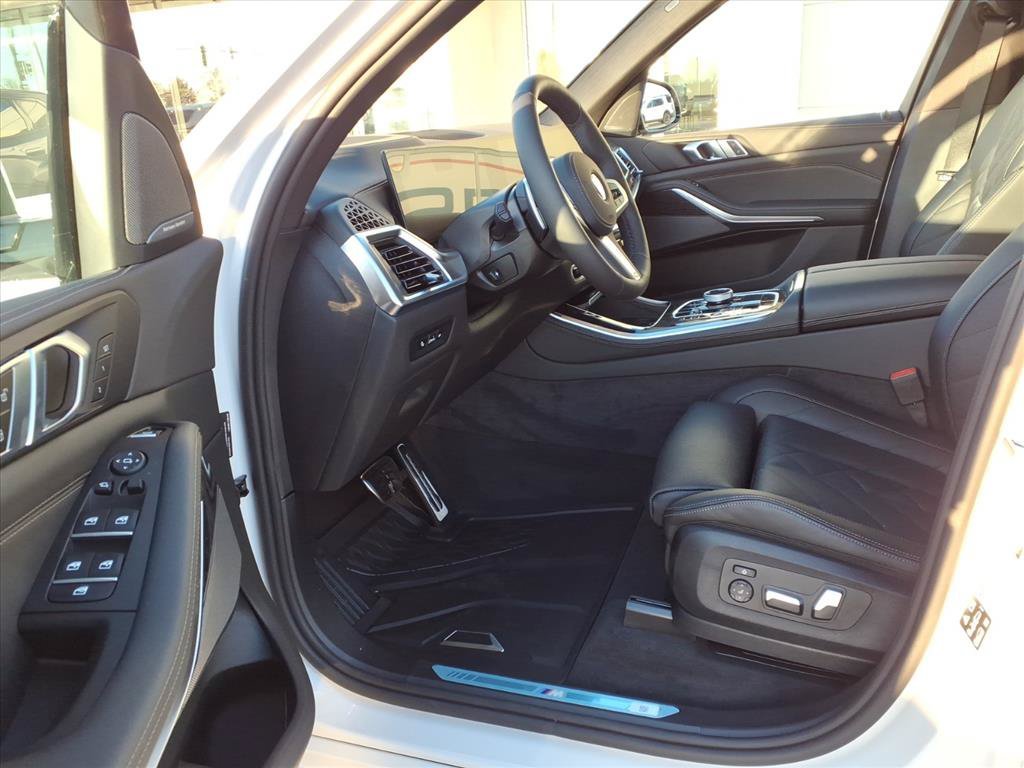 Used 2026 Mineral White Metallic BMW xDrive40i image 17