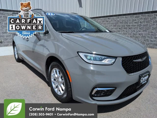 2022 Chrysler Pacifica Touring L's photo