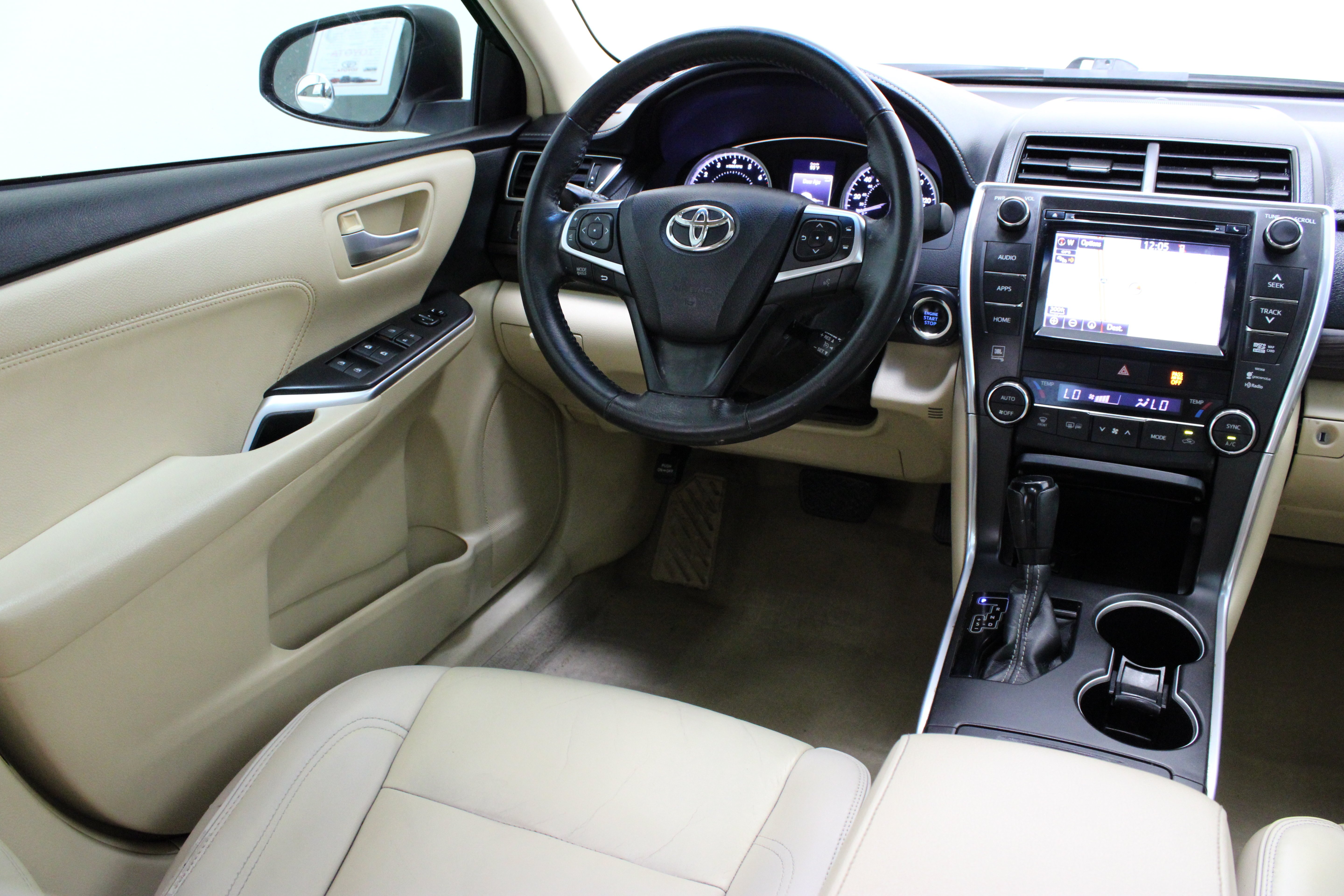 Used 2015 Blizzard Pearl Toyota XLE 3.5L image 32