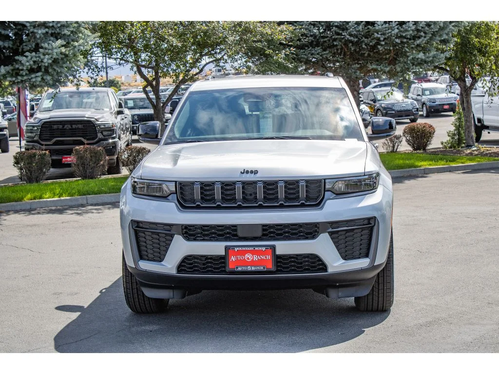New 2026 Silver Zynith Exterior Paint Jeep Laredo Altitude image 3