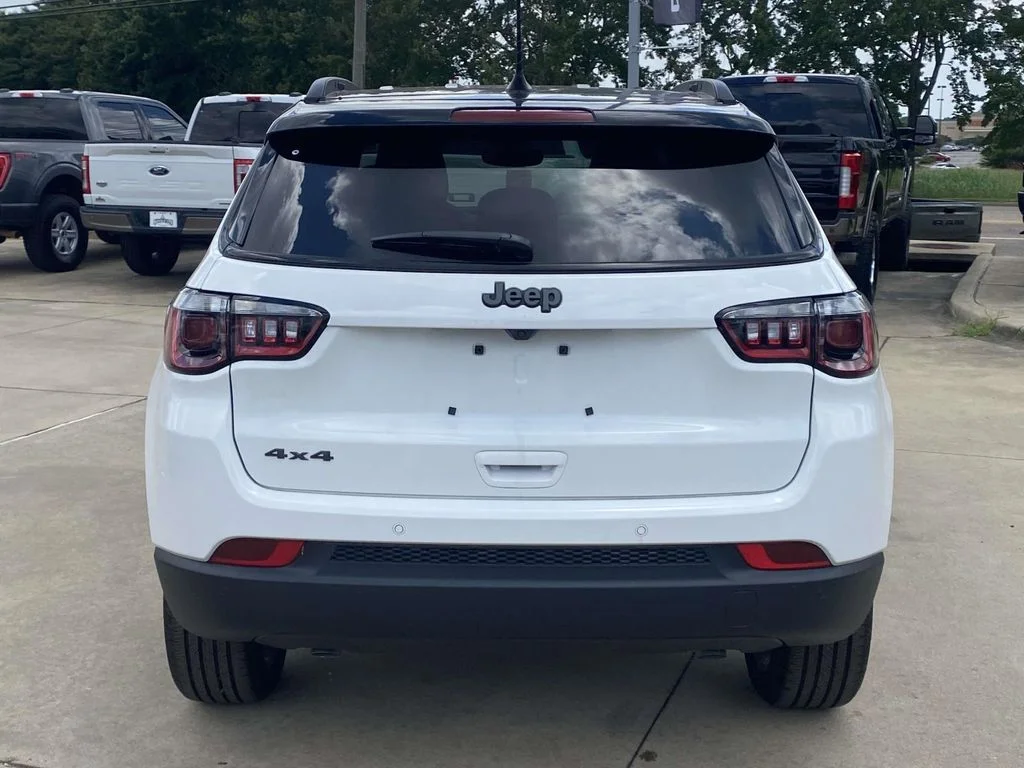 New 2026 Bright White Clear-Coat Exterior Paint Jeep Limited Altitude image 6