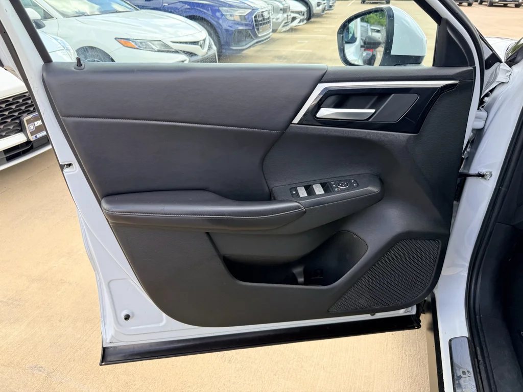 Used 2023  Mitsubishi SE Special Edition image 10