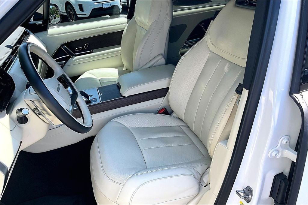 Used 2025 White Land Rover SE image 27