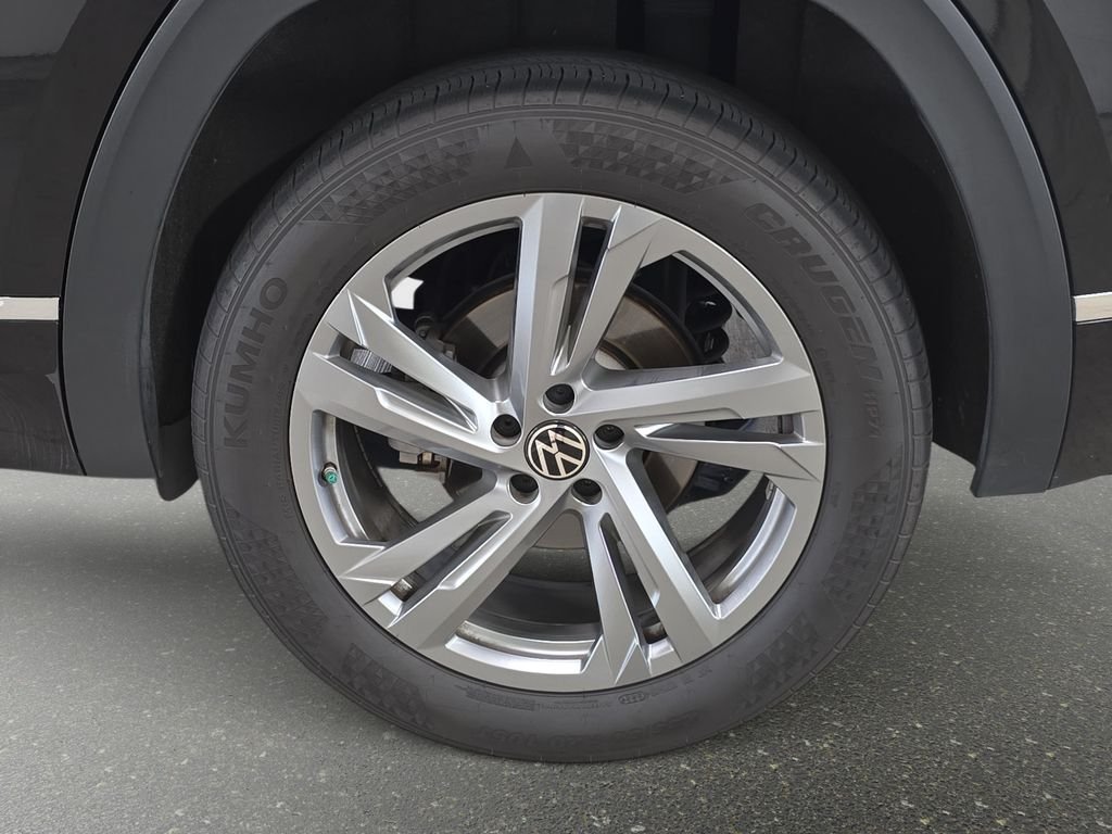 Used 2024  Volkswagen 2.0T SEL R-Line image 32