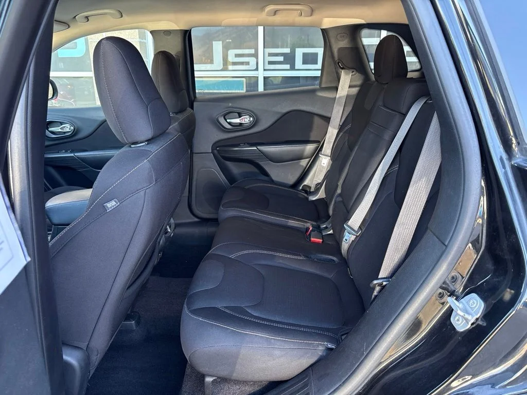 Used 2016 Black Jeep Latitude image 13