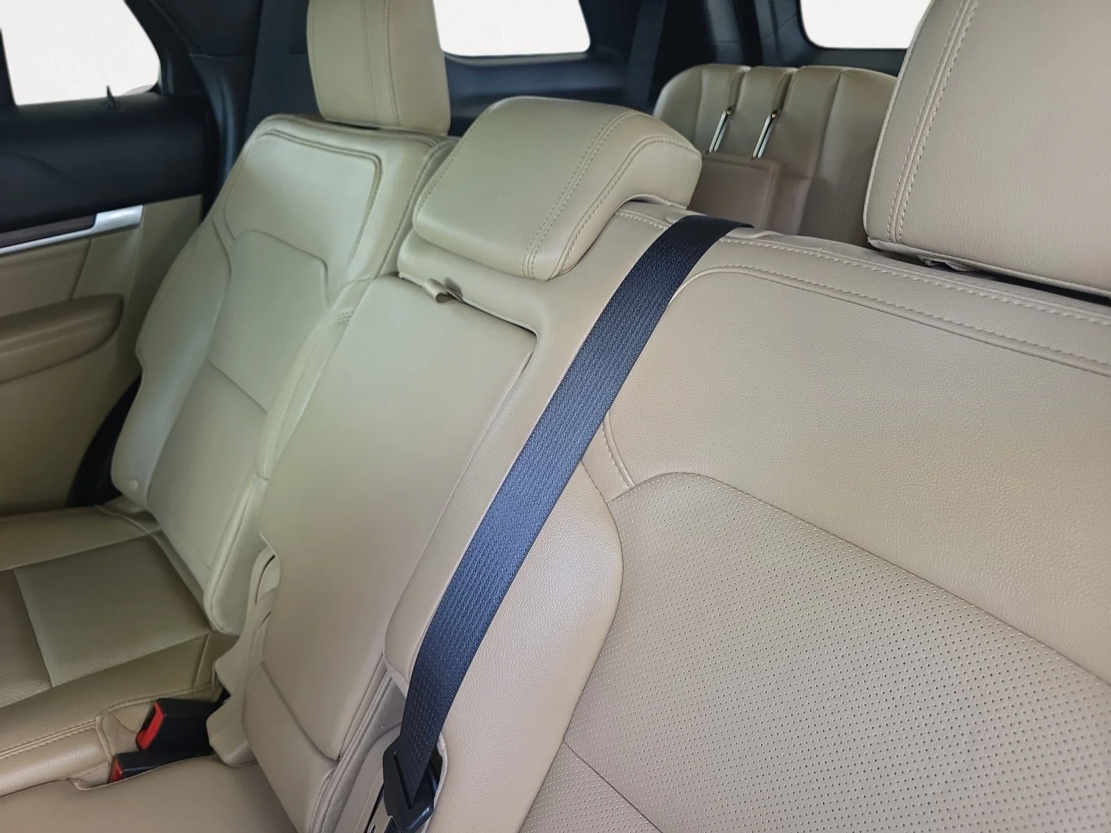 Used 2017 White Gold Metallic Ford Limited image 21