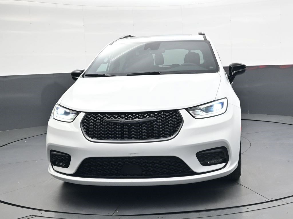 Used 2025 Bright White Clearcoat Chrysler Limited image 8