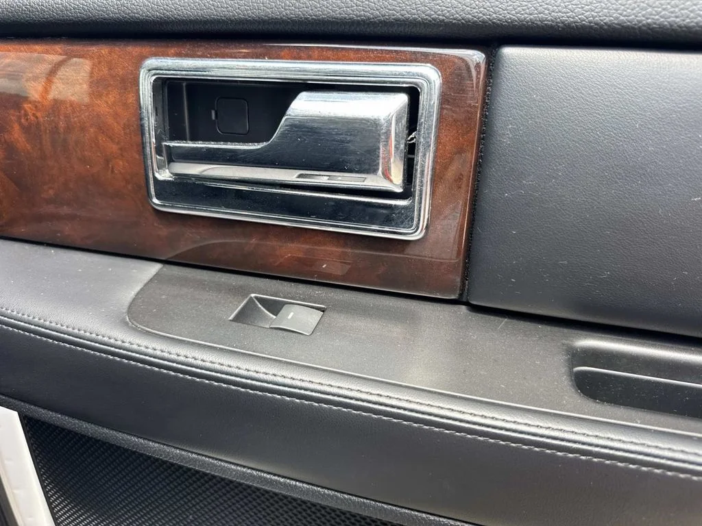 Used 2017 White Lincoln Select image 28