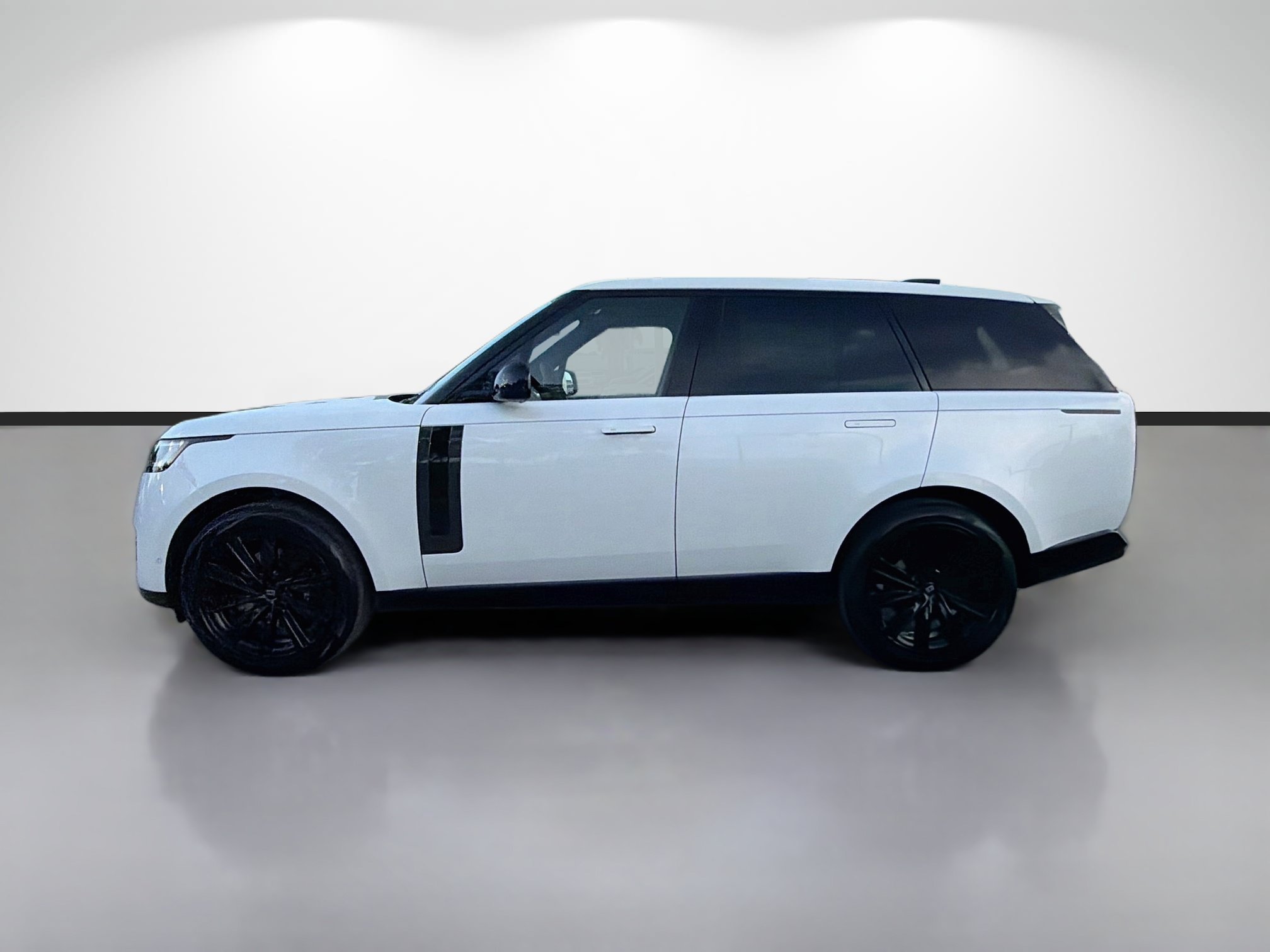 New 2027 Ostuni Pearl White LAND ROVER SE image 2