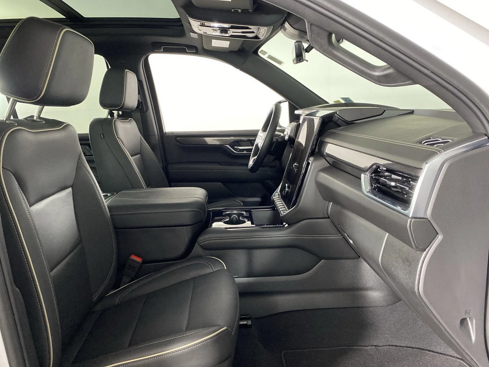 Used 2025 Summit White GMC Elevation image 33