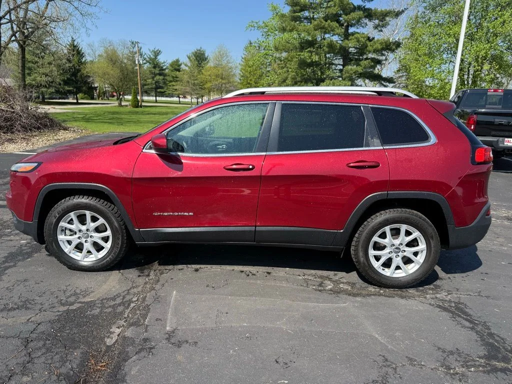 Used 2017 Red Jeep Latitude image 8
