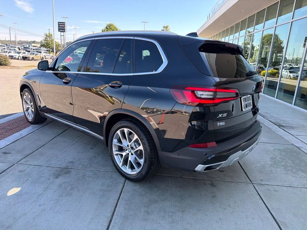 Used 2022 Black Sapphire Metallic BMW sDrive40i image 4