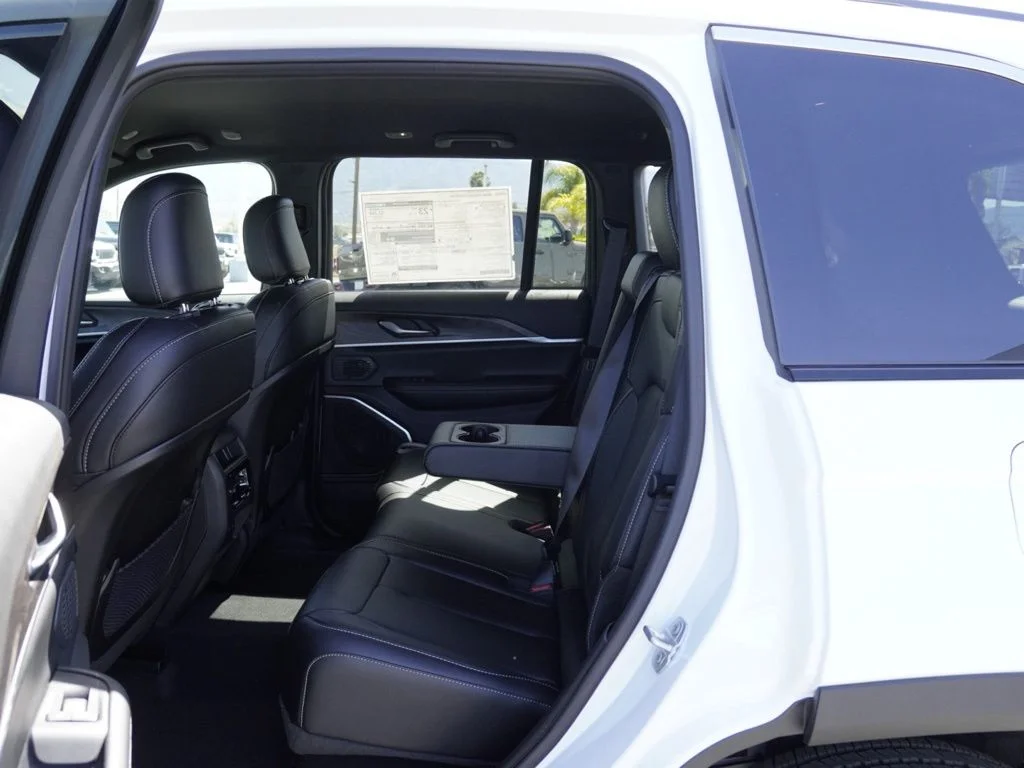 New 2026 Bright White Clear-Coat Exterior Paint Jeep Limited image 19