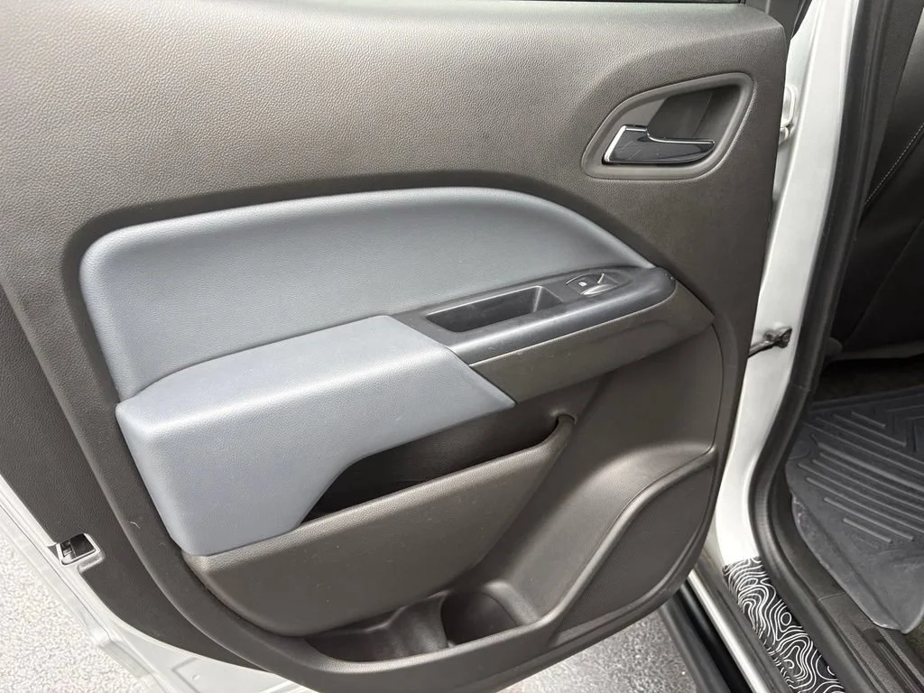 Used 2015 SILVER ICE METALLIC Chevrolet 4WD Z71 image 20