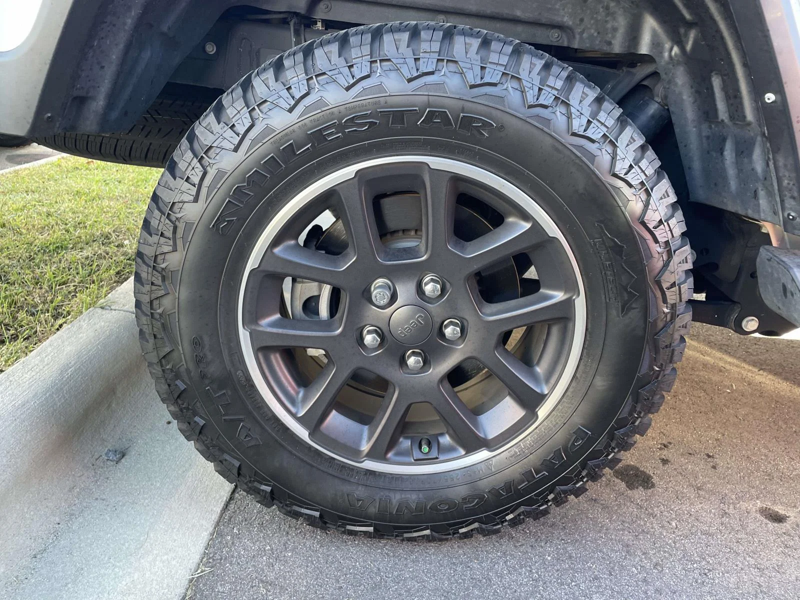 Used 2023 Silver Zynith Clearcoat Jeep Overland image 5
