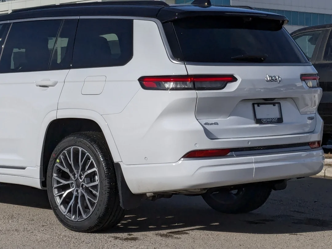 New 2026 White Jeep Summit - - 4x4 - Pano Sunroof - Palermo Lthr - Head-Up Display - Night Vision & More! image 10