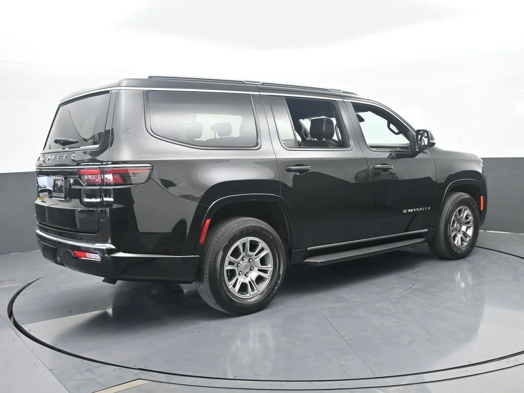 Used 2023 Diamond Black Crystal Pearlcoat Jeep Base image 5
