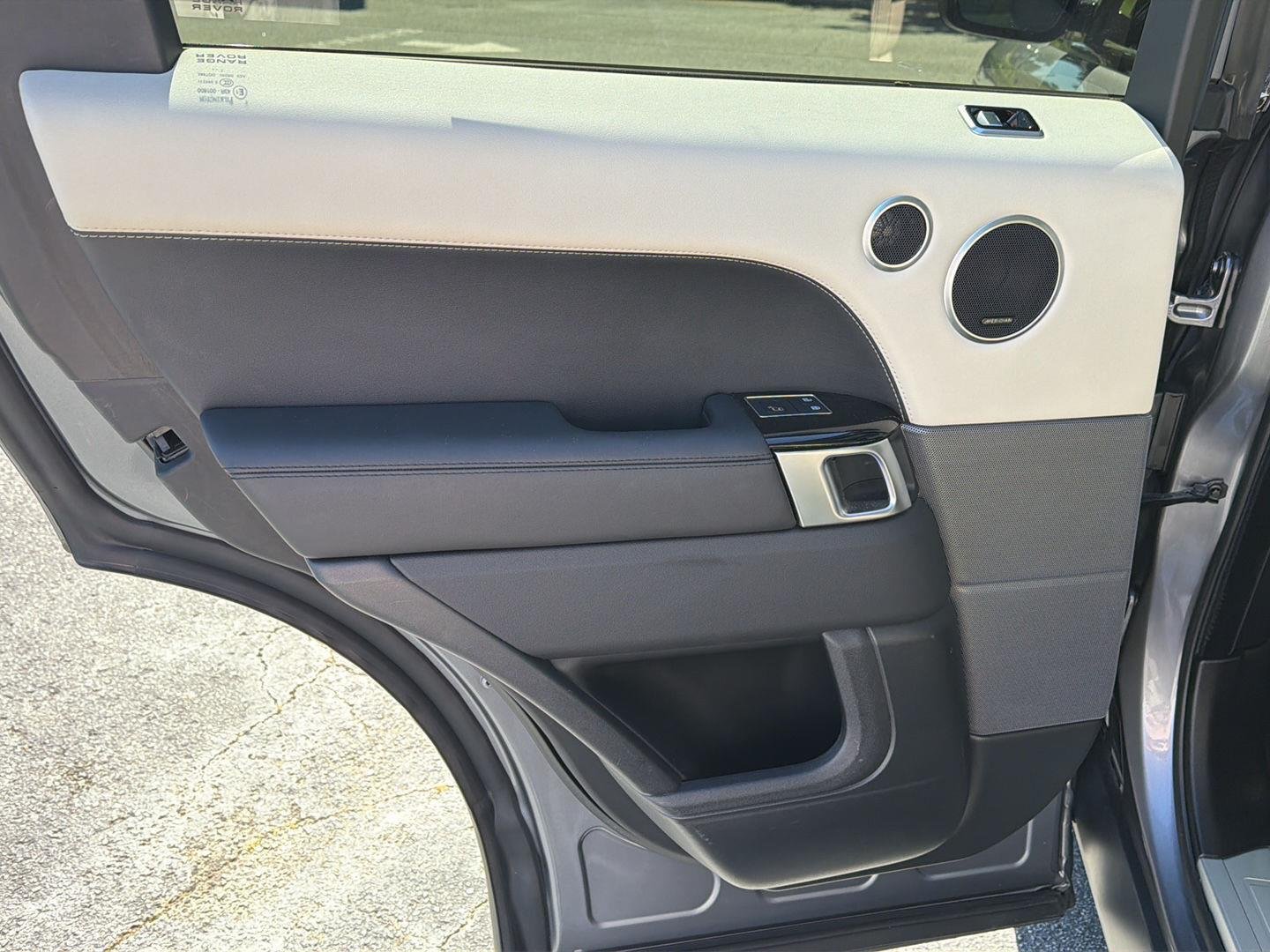 Used 2022 Eiger Grey Metallic Land Rover HSE Silver Edition image 18