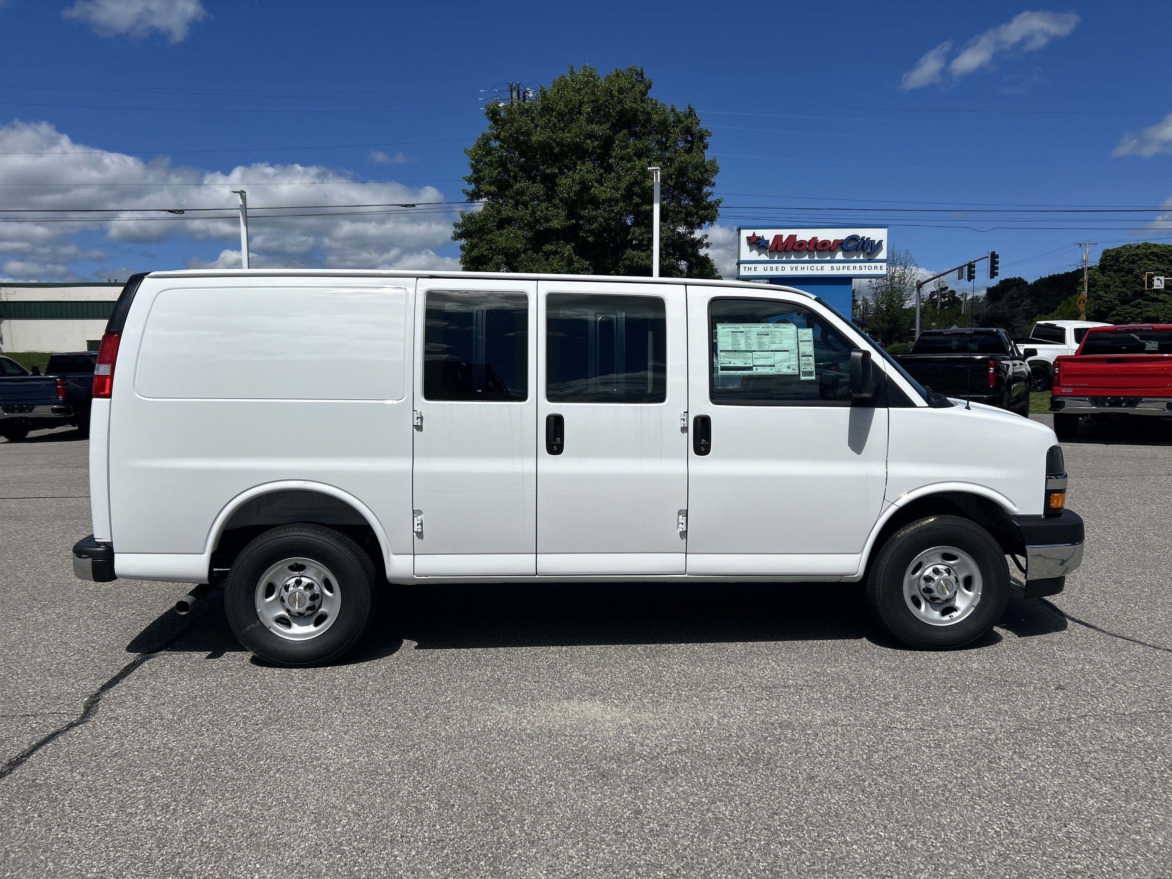 New 2026 Summit White Chevrolet WT image 7