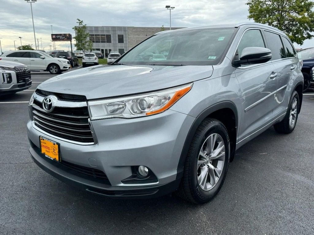 Used 2014 Silver Toyota XLE V6 image 8