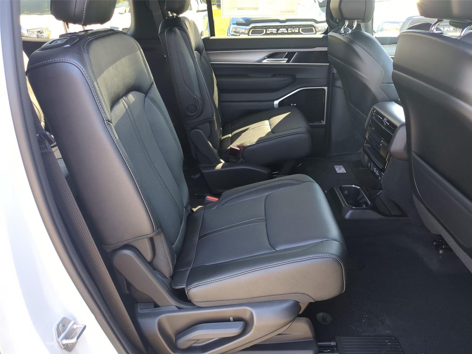 New 2026 Bright White Clear-Coat Exterior Paint Jeep Limited Altitude image 31
