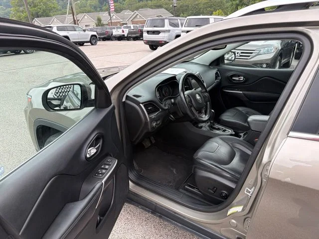 Used 2020 Beige Jeep Latitude Plus image 9