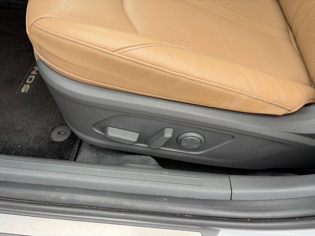 Used 2025 White Hyundai Limited image 15