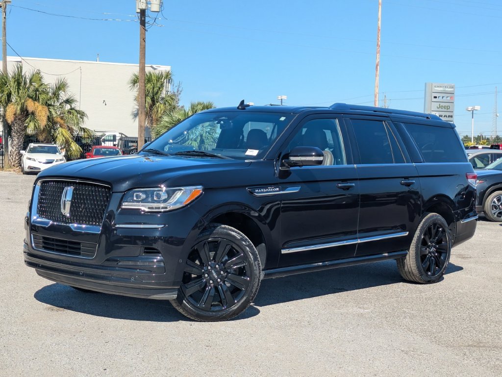 Used 2023 Black Lincoln Reserve image 1