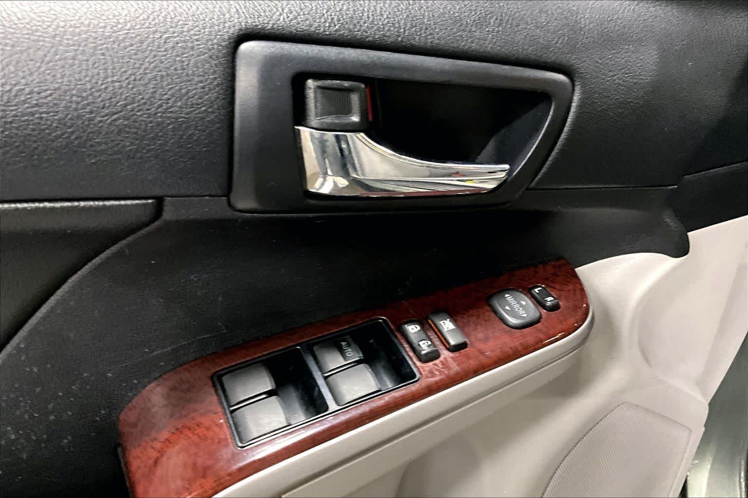 Used 2014 Cypress Pearl Toyota XLE image 31