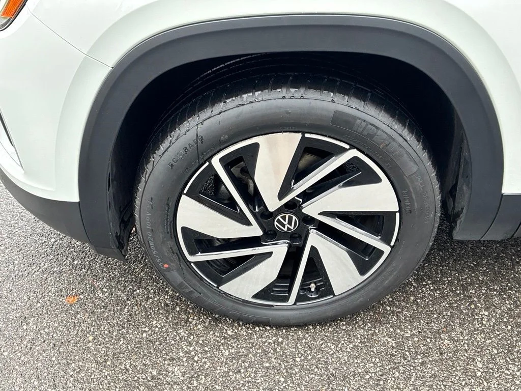 Used 2024  Volkswagen 2.0T SE w/Technology image 42