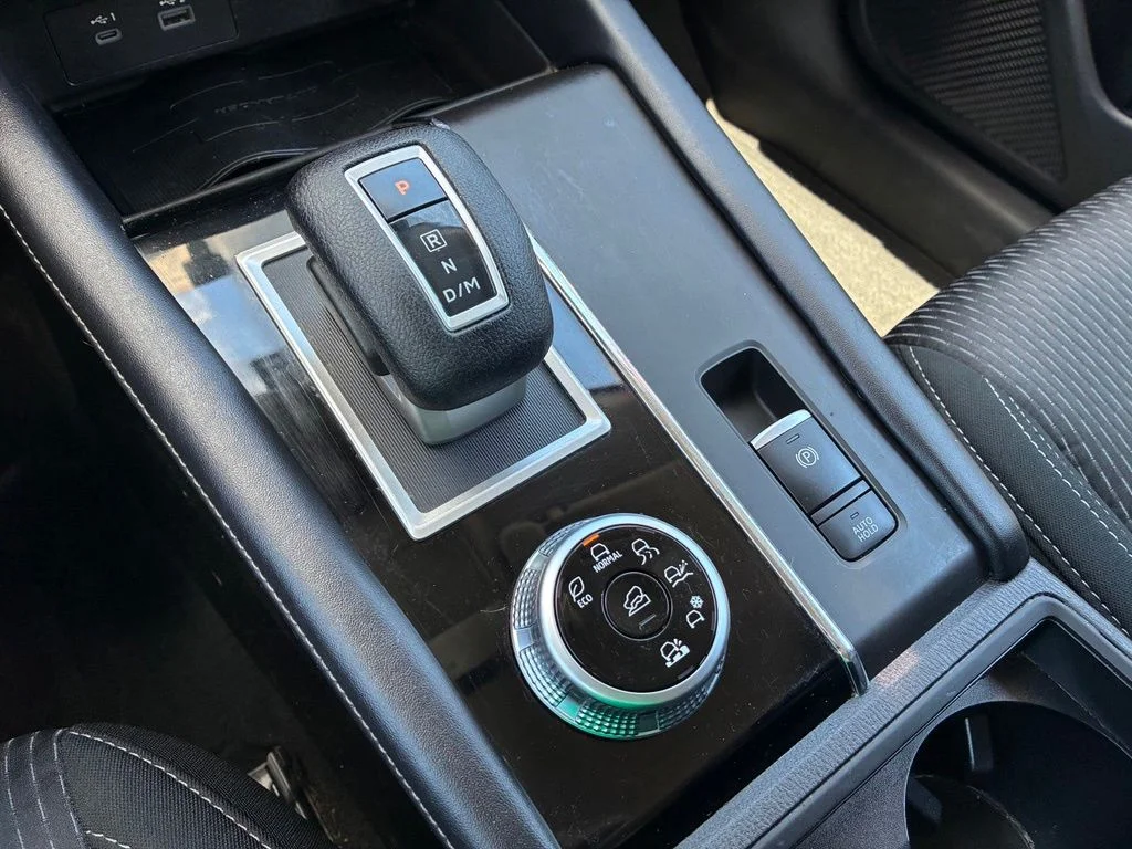 Used 2022  Mitsubishi ES image 25