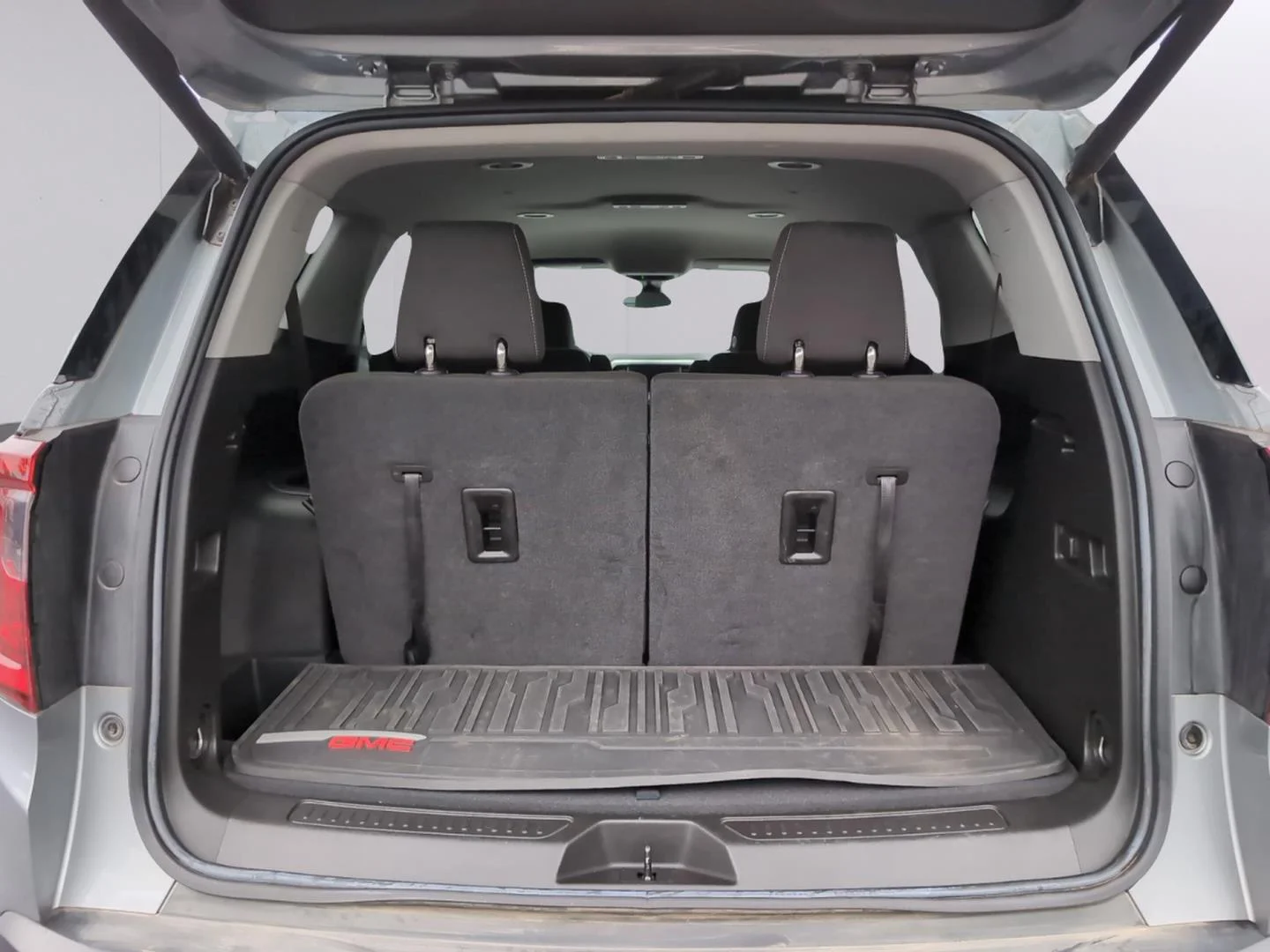 Used 2023 Sterling Metallic GMC SLE image 9