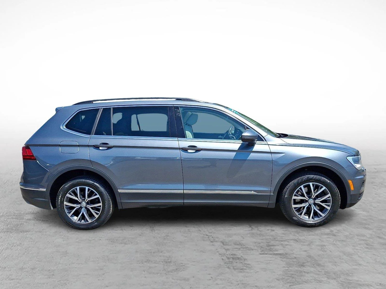 Used 2020 Platinum Gray Metallic Volkswagen SE image 7