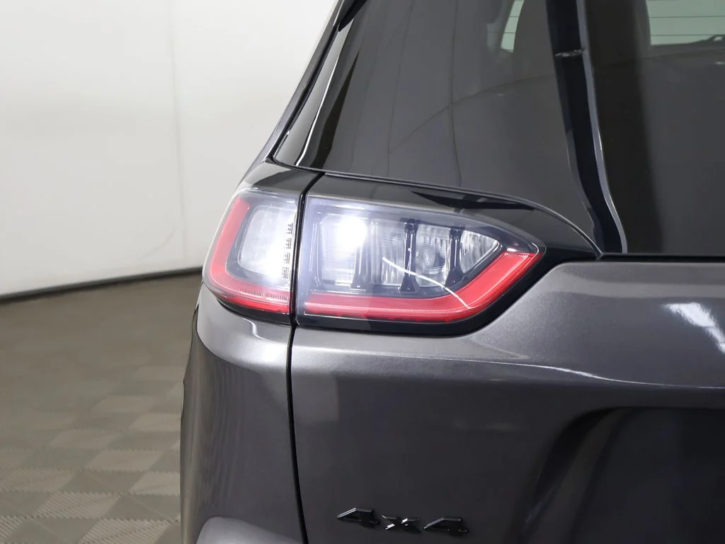 Used 2019 Gray Jeep Latitude Plus image 13
