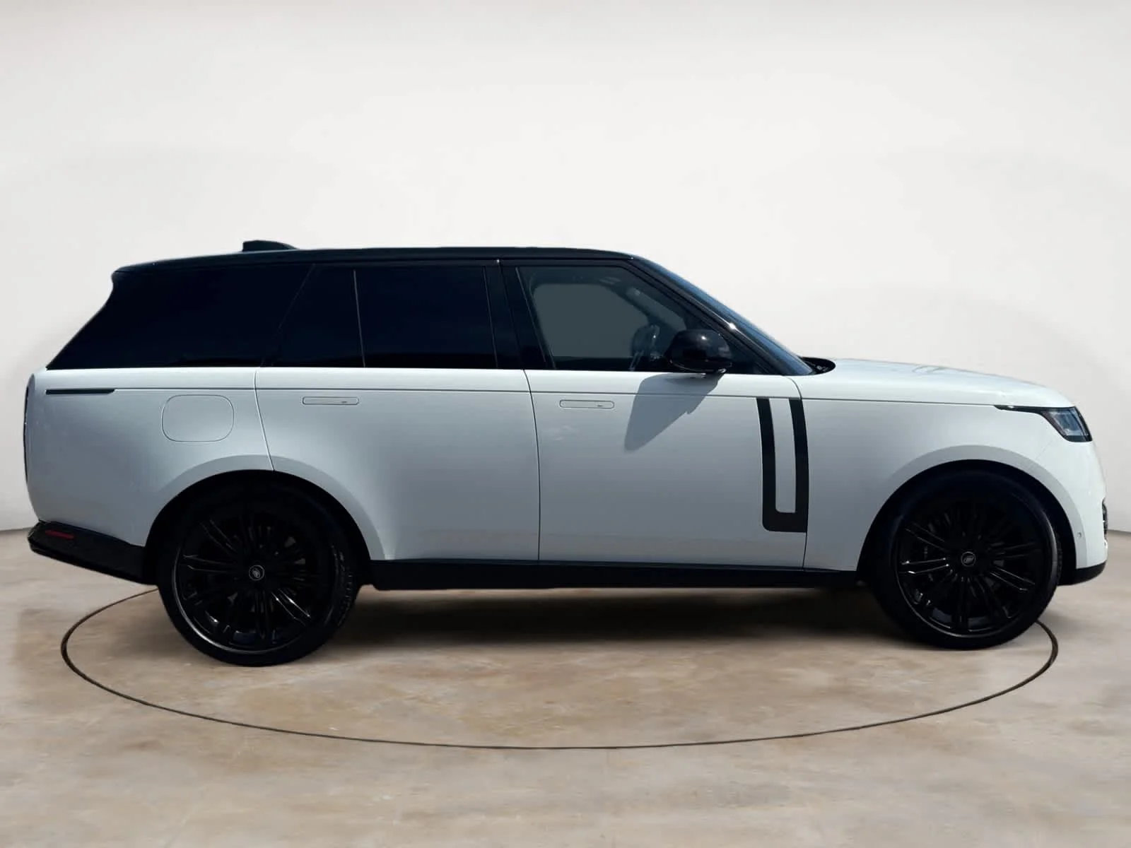 Certified Used 2023 Fuji White Land Rover P530 SWB image 6