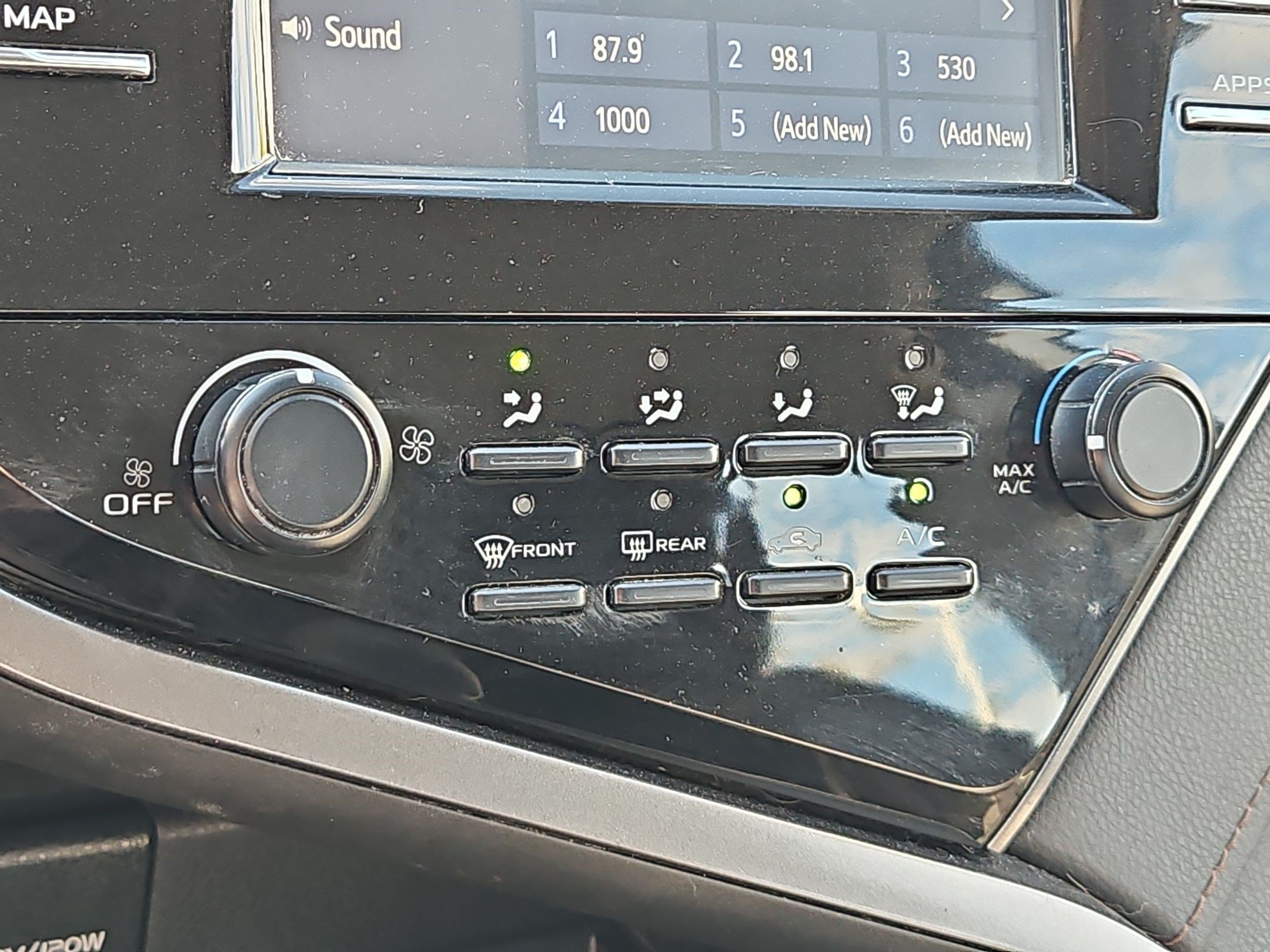 Used 2019 White Toyota LE image 19