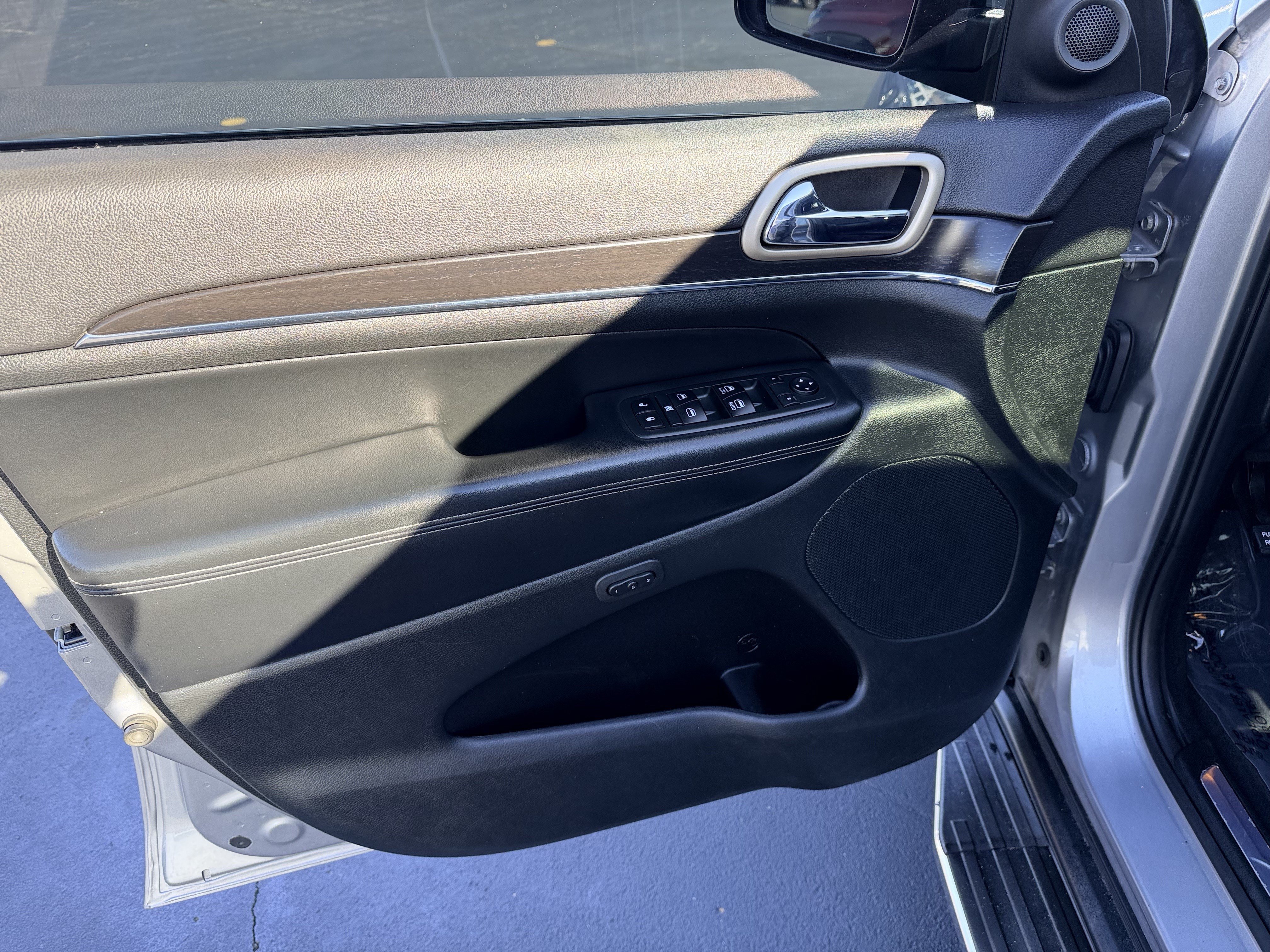 Used 2014 Silver Jeep Limited image 21