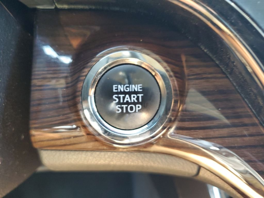 Used 2014 Silver Toyota XLE image 22