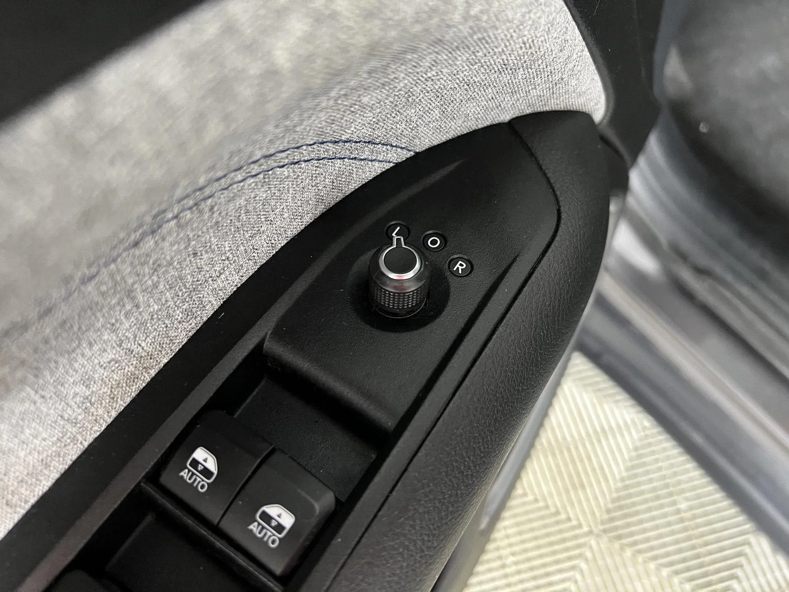Used 2022 Granite Crystal Metallic Clearcoat Jeep Latitude image 12
