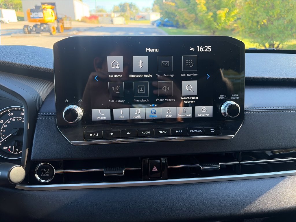 Used 2022 Silver Mitsubishi SE image 18