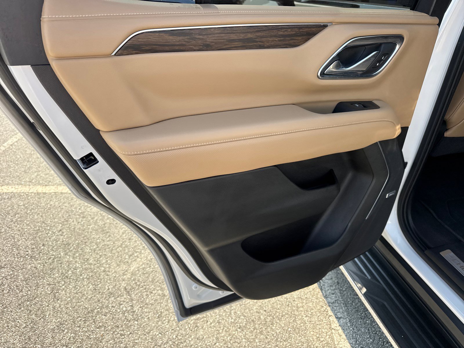 Used 2021 Iridescent Pearl Tricoat Chevrolet Premier image 21