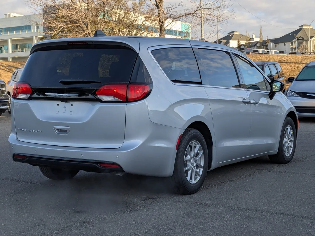 New 2026 Silver Chrysler SXT - - FWD - Power Liftgate - Power Sliding Doors - Leather - Remote Starter & More! image 8
