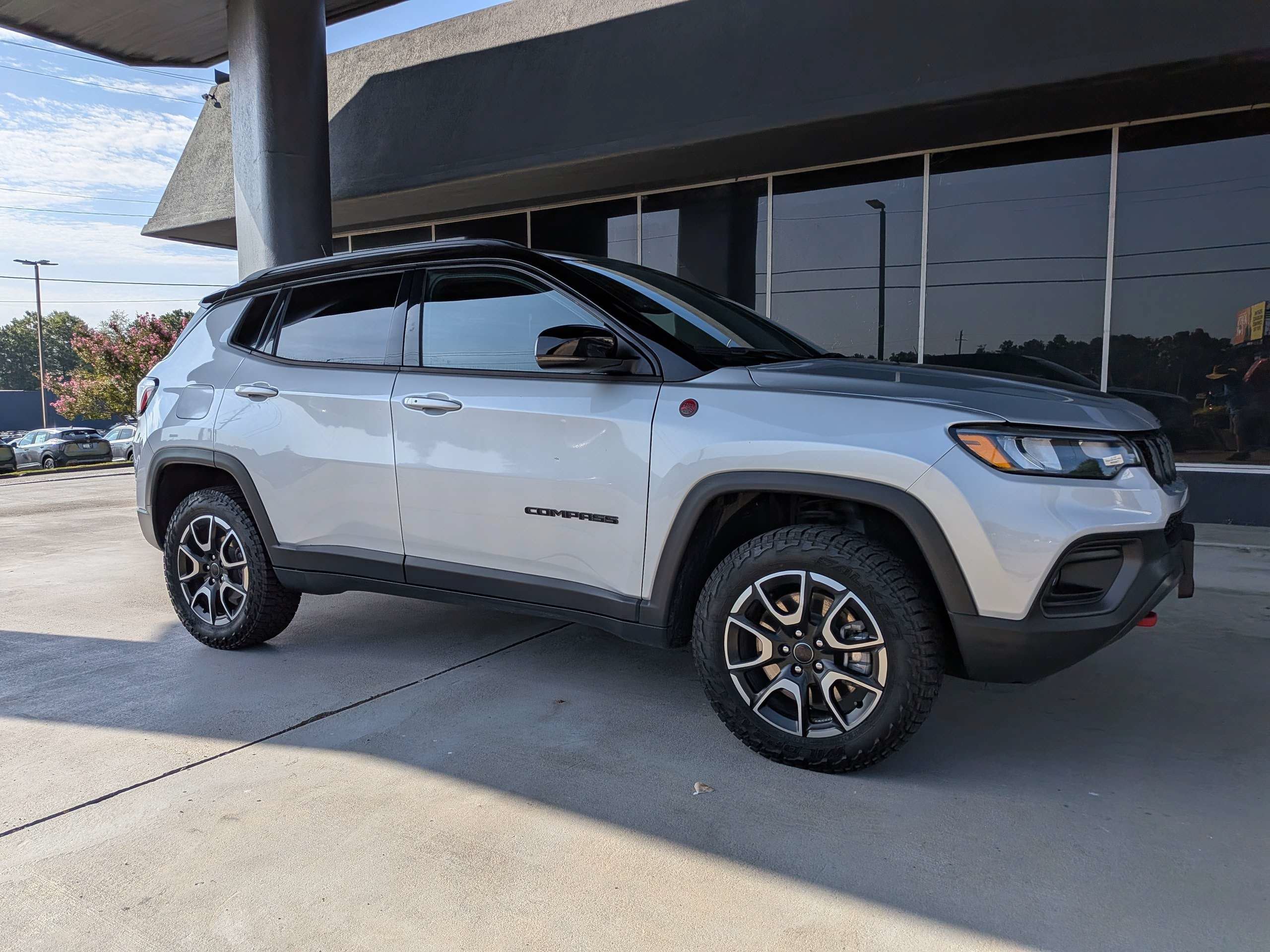 Used 2025 Silver Jeep Trailhawk image 1
