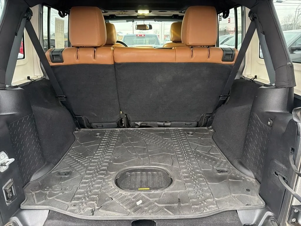 Used 2015 Silver Jeep Unlimited Sport image 8