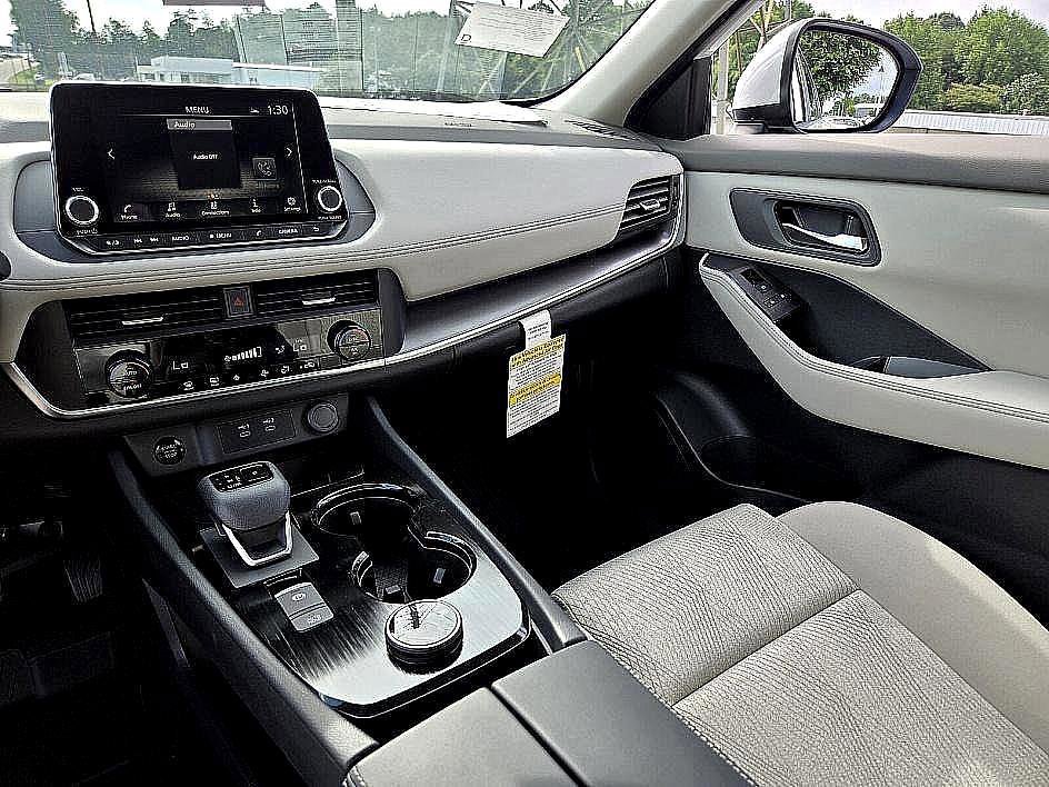 2025 Nissan Rogue SV - Photo 14