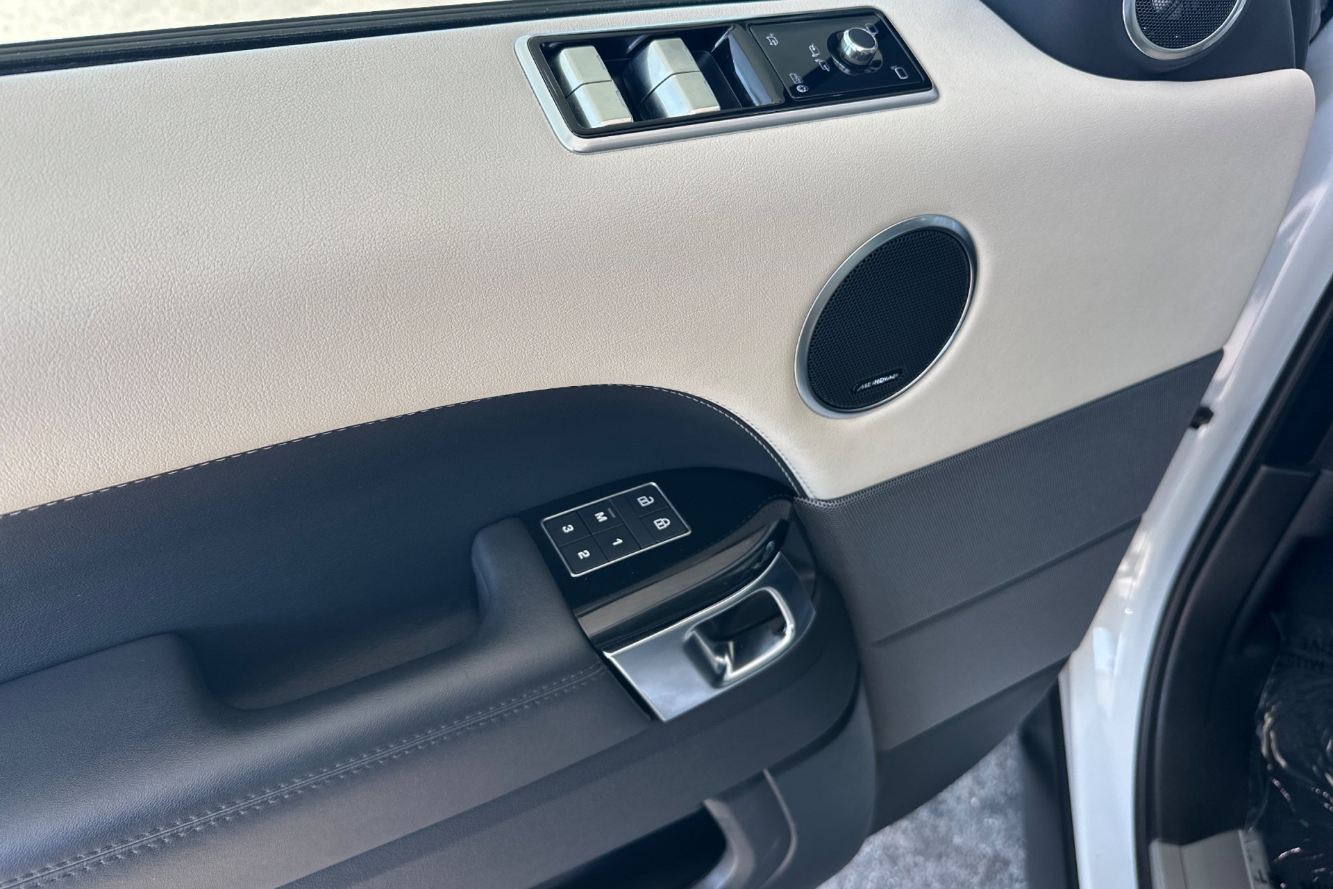 Used 2022 Fuji White Land Rover HSE Silver Edition image 14