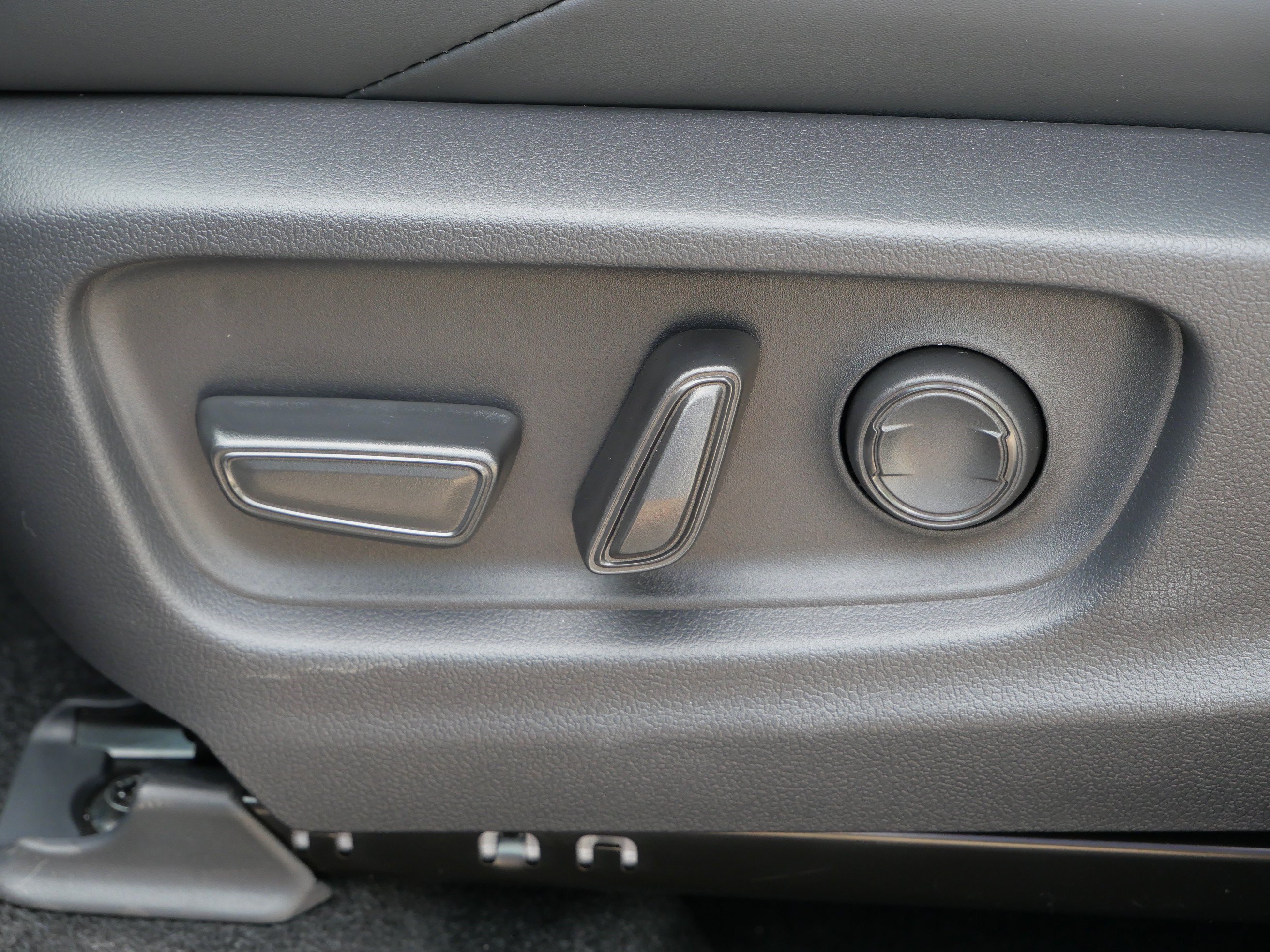 New 2026 Wind Chill Pearl with Midnight Black Metallic roof <sup>1</sup> Toyota  XSE image 7
