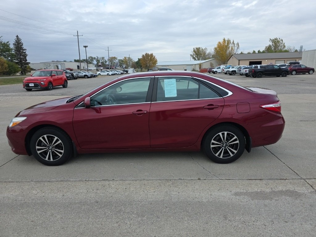 2016 Toyota Camry LE photo 3