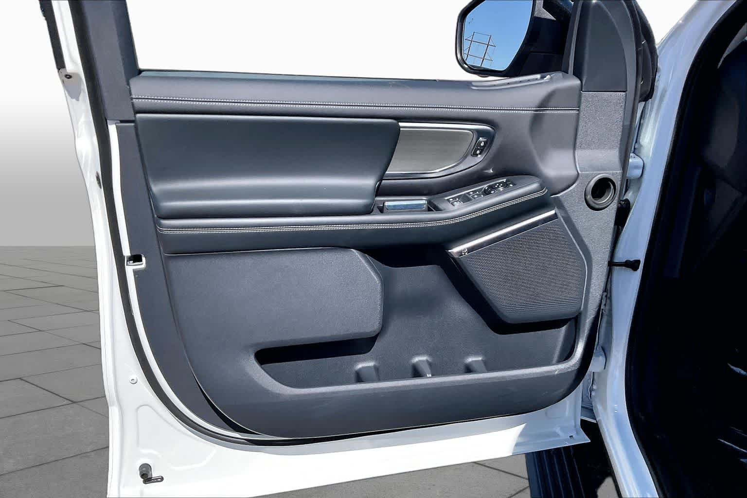 New 2026 Star White Metallic Tri-Coat Ford MAX Platinum® image 10